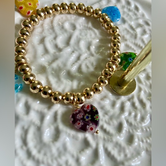 New in box. Stretchy beaded bracelet with 5 millefiori heart charms in colors - Picture 7 of 16